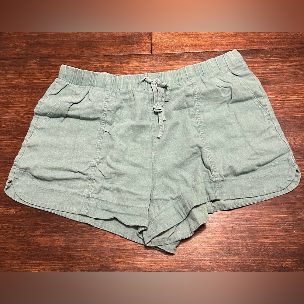 Universal Thread Green Shorts - Picture 2 of 4